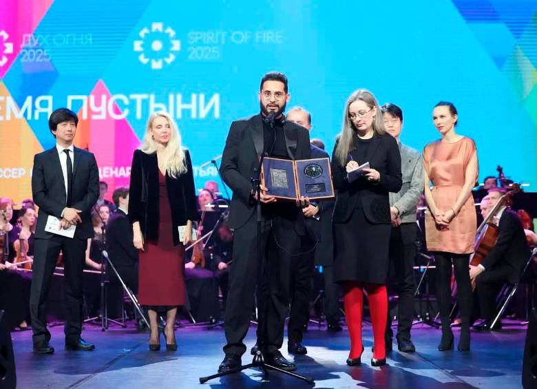 Sebastián Parra recibiendo la Taiga de Plata en el Spirit of Fire International Film Festival en Rusia. FOTO: Cortesía 