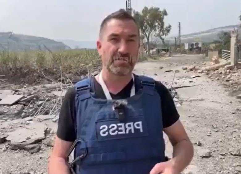 Un misil cayó cerca de un periodista de la cadena rusa RT; un video captó el momento. FOTO: Captura de video 