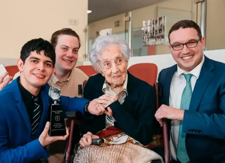 El primero a la izquierda es Fabrizio Villatoro, quien está junto a Maria Branyas Morera, la española que con 115 años en 2023 fue considerada como la persona más longeva del mundo. FOTO: LongeviQuest