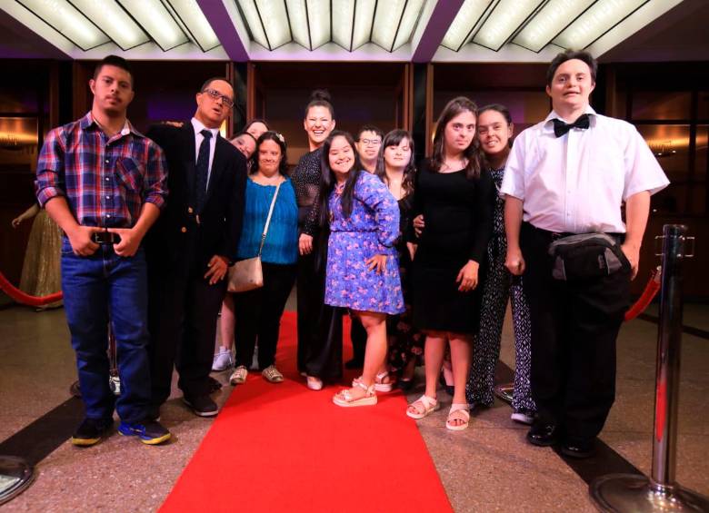 Beatriz Duque (en el centro) ganó el Premio Platea a la inclusión artística. FOTO Esneyder Gutiérrez