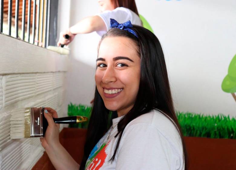 Una de las voluntarias de la Fundación Útiles de Corazón pintando una institución educativa. FOTO: Cortesía Fundación Útiles de Corazón