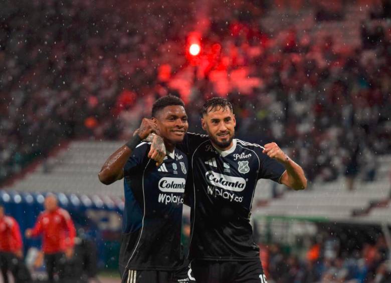 En la imagen aparecen Brayan León y Francisco Fydriszewski, dupla goleadora del DIM. FOTO COLPRENSA