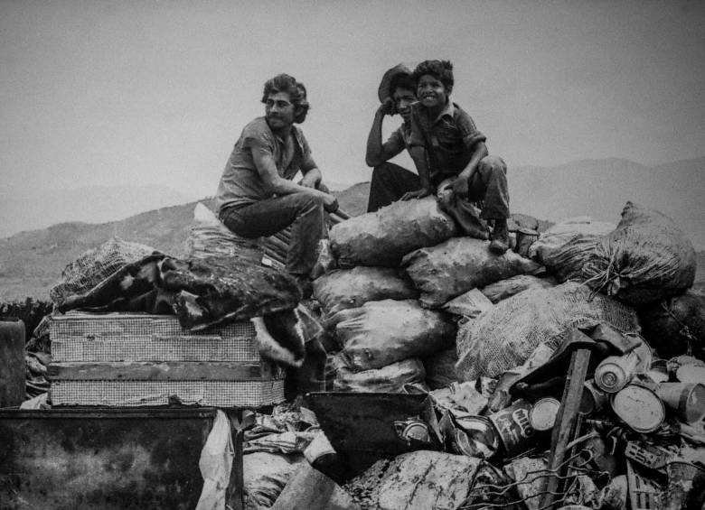 La exposición reúne 20 fotos, casi todas inéditas, que Édgar Jiménez hizo sobre la vida en el barrio Moravia, cuando era un basurero. Foto Cortesía Édgar Jiménez, “el Chino”. 