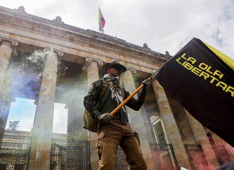 Más del 70 por cientos de los jóvenes colombianos se ubican entre el centro y la derecha política; fotografía de una de las protestas en contra del gobierno de Gustavo Petro en 2024. Foto: Colprensa.