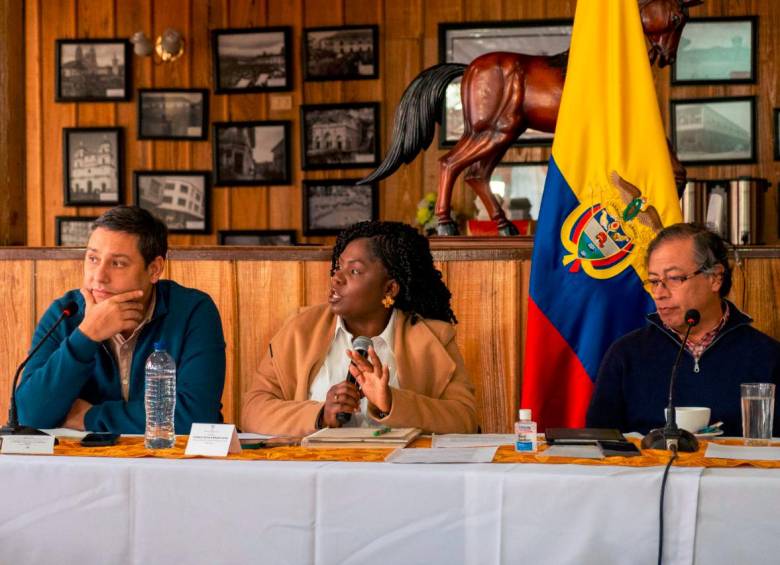 De izquierda a derecha: Mauricio Lizcano (director del Dapre), Francia Márquez (vicepresidenta) y Gustavo Petro (presidente). FOTO: Cortesía Presidencia