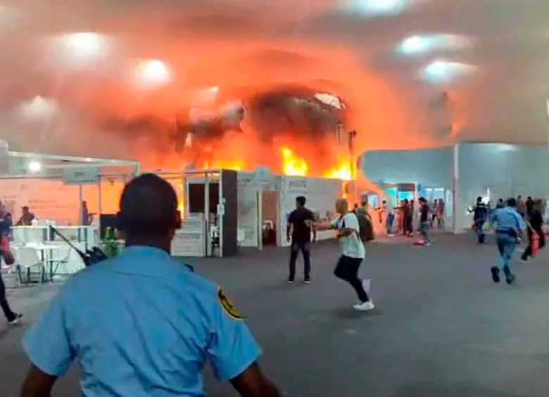 Así es el incendio ocurrido en la Zona Azul de la COP30 en Belém. FOTO: AFP