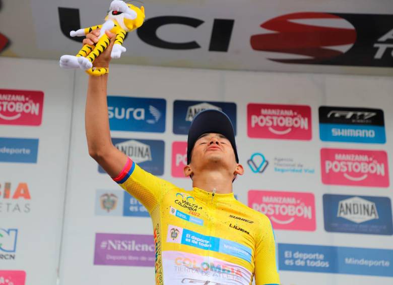 Rico sigue mirando desde lo más alto en la Vuelta. Le quedan tres etapas para defender su liderato. FOTO Cortesía Fedeciclismo