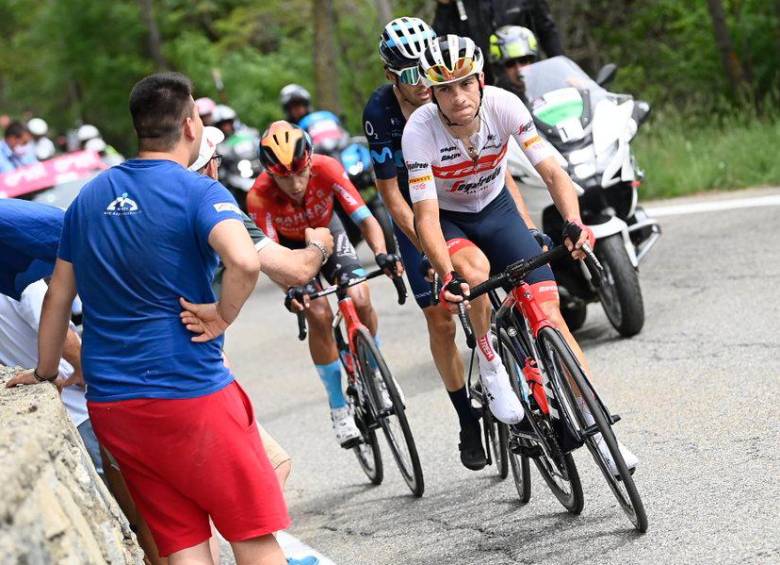 El colombiano Santiago Buitrago (camiseta roja), luchó la etapa y llegó en el segundo lugar en la fracción de este domingo en el Giro de Italia. FOTO TOMADA @GIROD’ITALIA
