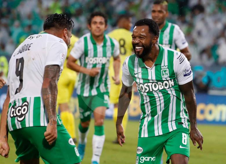 Jéfferson Duque y Dorlan Pabón celebran la victoria del verde ante Bucaramanga. FOTO MANUEL SALDARRIAGA