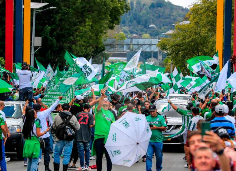 Los seguidores del verde llegaron hasta el José María Córdova para despedir el equipo que viajó a Ibagué. FOTO JAIME PÉREZ 