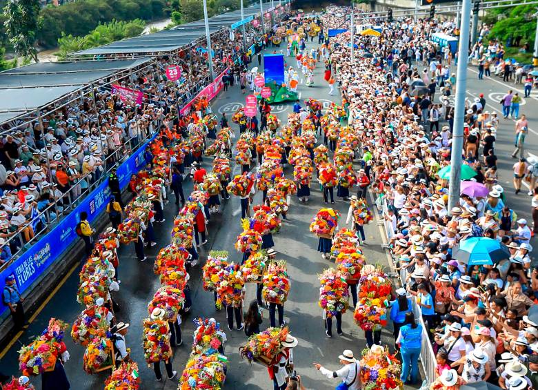 El ambiente en las calles por donde pasó el desfile fue de fiesta y orgullo paisa: música típica, aplausos, colores vibrantes y el aroma inconfundible de las flores se entremezclaron para crear una experiencia única. Foto: Esneyder Gutiérrez