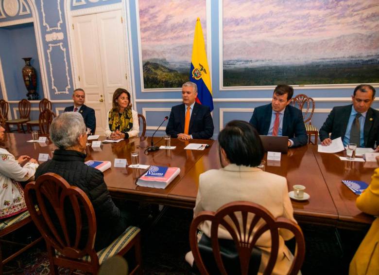 Duque recibió a De Roux en Palacio. Abajo, una de las víctimas a la que se le entregó el Informe Final. FOTO cortesía