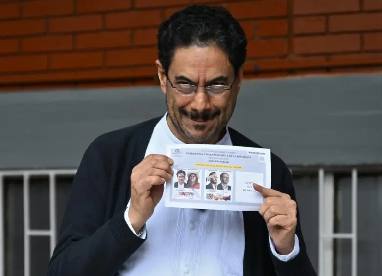 El candidato Iván Cepeda ya votó en la segunda vuelta presidencial. FOTO: AFP 