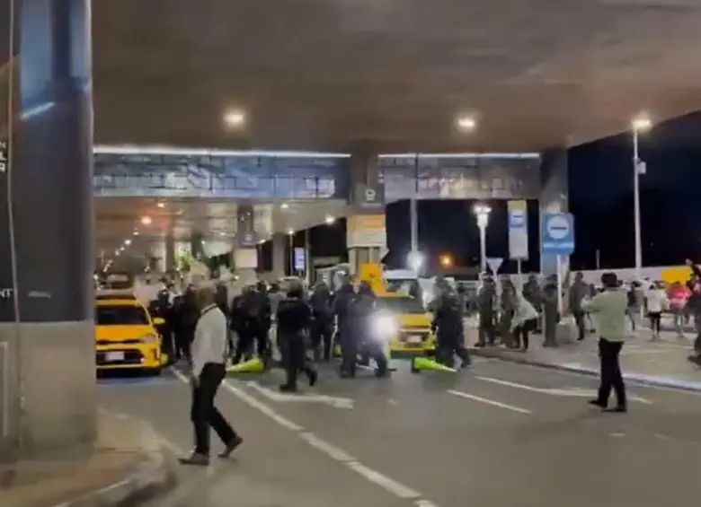 Protestas en el Aeropuerto Internacional El Dorado de Bogotá. FOTO: Captura de video 