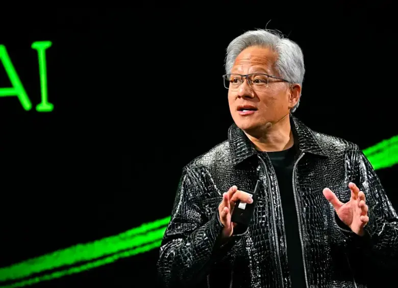 La expansión de la inteligencia artificial tendrá un costo físico: centros de datos, fábricas y redes que necesitarán trabajadores especializados. Jensen Huang anticipa una fuerte demanda por estos oficios. 