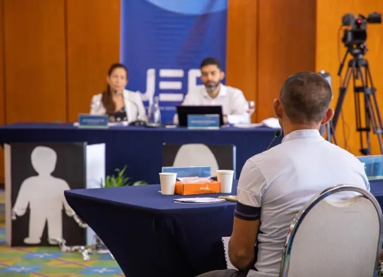 La JEP consolidó la cifra tras cruzar bases de datos oficiales y no oficiales para identificar víctimas únicas de reclutamiento forzado en el conflicto armado. FOTO: Colprensa. 