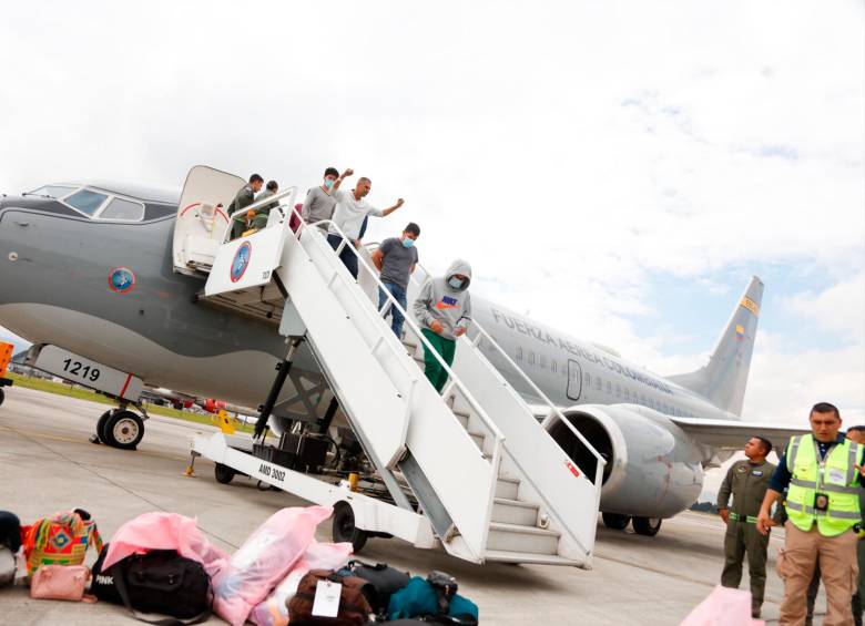 El Gobierno colombiano recibió el pasado martes el tercer avión con 105 connacionales, entre ellos 21 menores de edad, que salieron deportados desde San Diego, California, a la Base Aérea de Catam, en Bogotá. FOTO: Cancillería