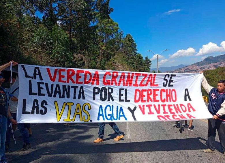 Los manifestantes hicieron bloqueos temporales para no interrumpir el paso de los viajeros, pero clamaron ser escuchados. FOTO: Cortesía