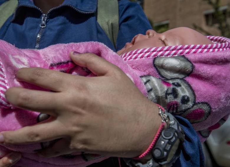 Según el reporte del DANE en niñas entre 10 y 14 años, los casos pasaron de 377 en 2024 a 354 en 2025, una reducción de 23 embarazos, manteniendo la tasa en 1,5 por cada mil mujeres. Foto: EL COLOMBIANO