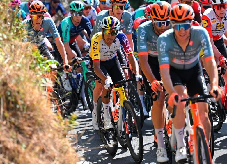 Egan tuvo que hacer un doble esfuerzo para recuperar terreno perdido y cruzar este martes con el mismo tiempo que el pelotón principal en la cuarta etapa del Giro de Italia. FOTO: GETTY