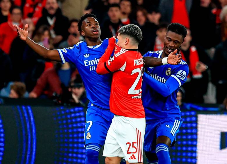 En la imagen se ve la situación entre Prestianni y Vinícius durante el encuentro entre Benfica y Real Madrid. FOTO GETTY