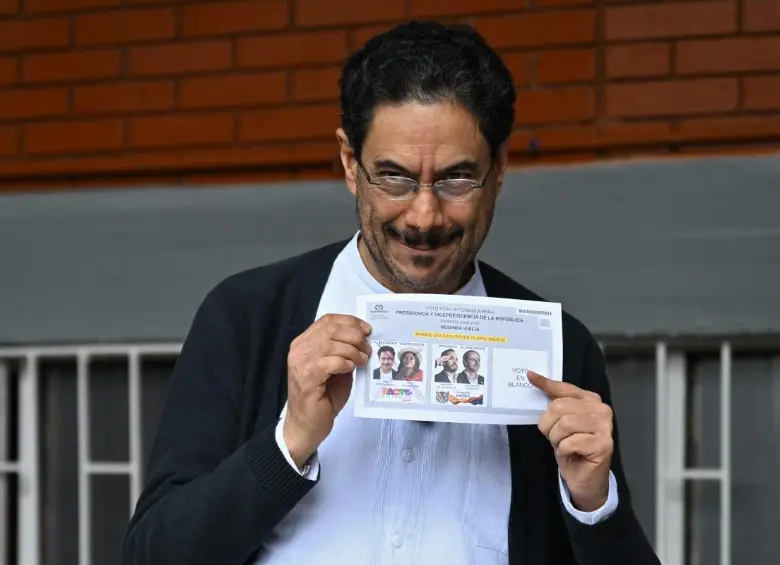 El candidato Iván Cepeda ya votó en la segunda vuelta presidencial. FOTO: AFP 