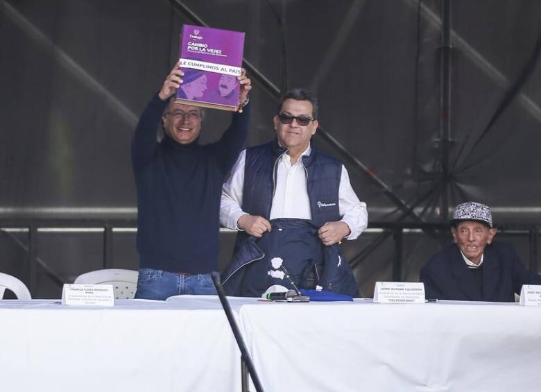 Gustavo Petro, presidente de Colombia; y Jaime Dussán, presidente de Colpensiones. FOTO: Colprensa