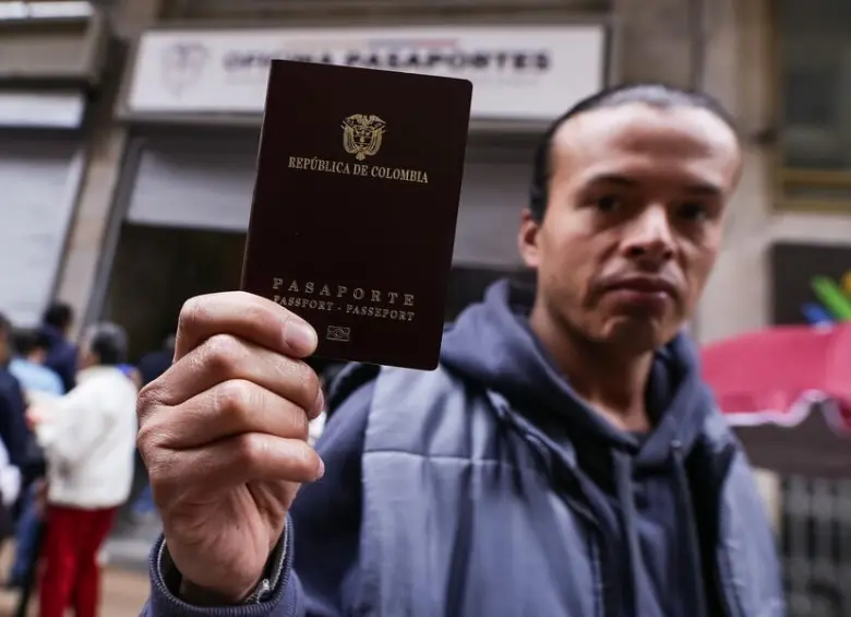 Las sedes de la cancillería para la expedición de pasaportes amanecen con largas filas. Usuarios aseguran que madrugaron para evitar problemas con el proceso.