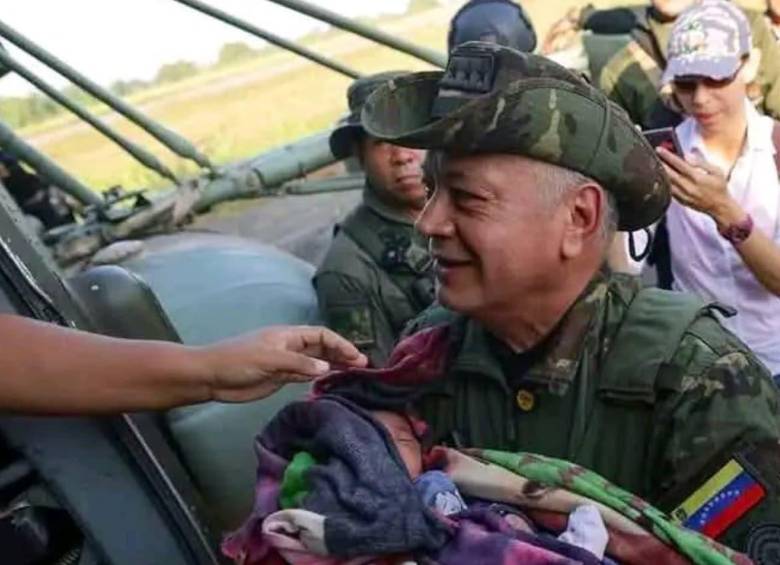 Régimen de Venezuela publicó fotos de Diosdado Cabello recibiendo a desplazados del Catatumbo. FOTO: tomada de redes sociales 