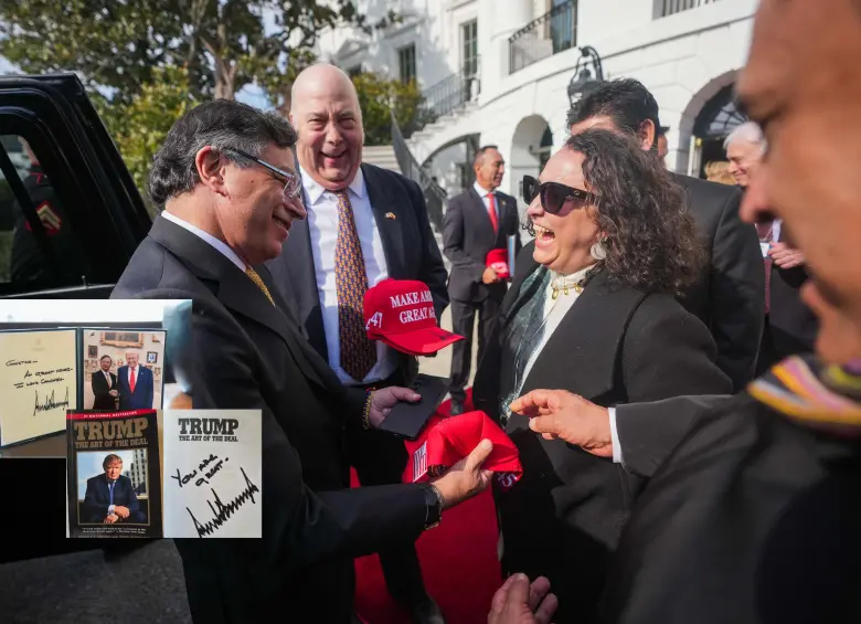Un libro, una fotografía de recuerdo con un autógrafo y hasta unas gorras con la frase “Make America Great Again”, entre los regalos que recibió el presidente Petro tras encuentro con Trump. Fotos: Presidencia.