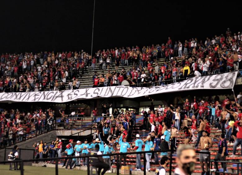Desde las barras del Deportivo Independiente Medellín se invita a vivir el fútbol en paz. Foto: Cortesía.