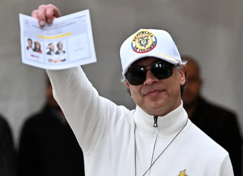 El presidente Gustavo Petro mostró su voto nuevamente. FOTO: AFP