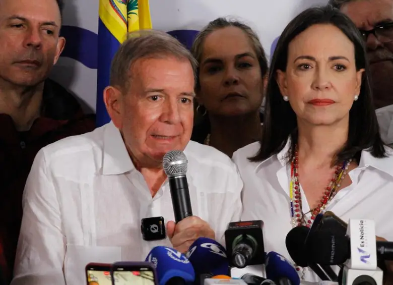 Edmundo González Urrutia (i), candidato presidencial de la coalición opositora denominada Plataforma Unitaria Democrática (PUD), habló junto a María Corina Machado (d), dirigente de la PUD, durante una conferencia de prensa en Caracas, Venezuela, el 29 de julio de 2024. FOTO: Xinhua
