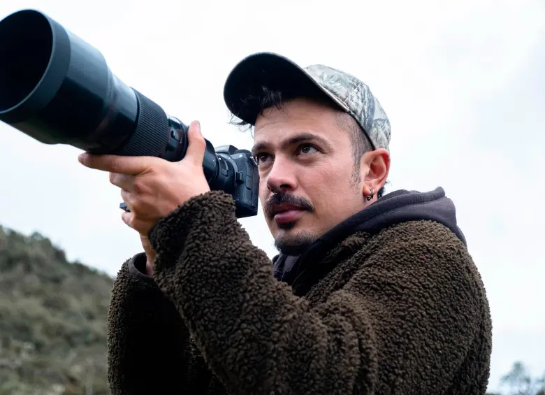 El biólogo y fotógrafo colombiano Santiago J. Monroy García (en la foto) combina ciencia y arte para visibilizar la biodiversidad de los Andes y promover la conservación de la fauna silvestre. FOTO cortesía Gregorio Díaz