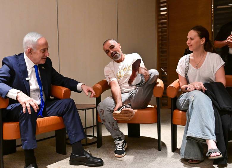 Benjamin Netanyahu recibió en el aeropuerto Ben-Gurión a Yaniv, uno de los pasajeros que intervino durante la emergencia a bordo de un vuelo de Flydubai. Foto: Oficina del Primer Ministro de Israel