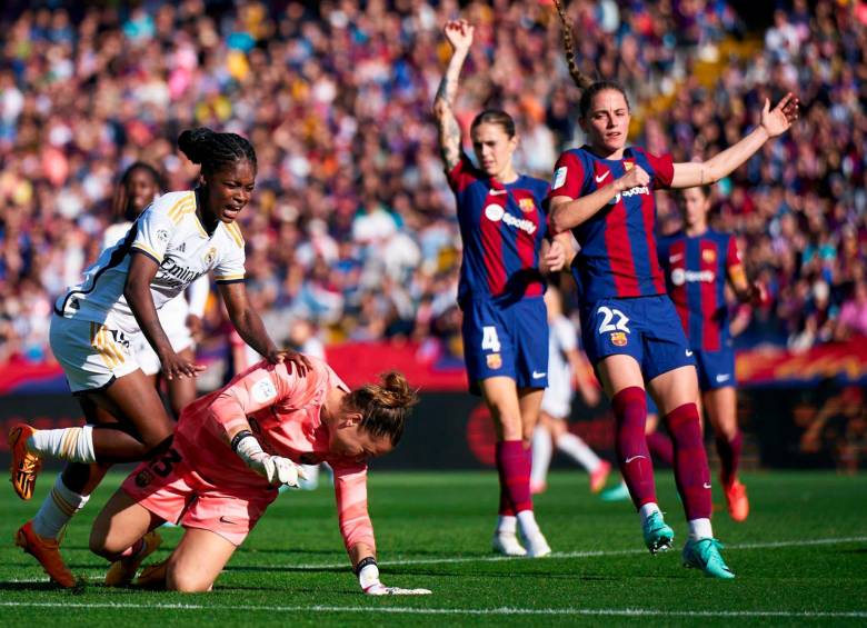 Momento en que Linda Caicedo choca con la portera del Barcelona. FOTO GETTY