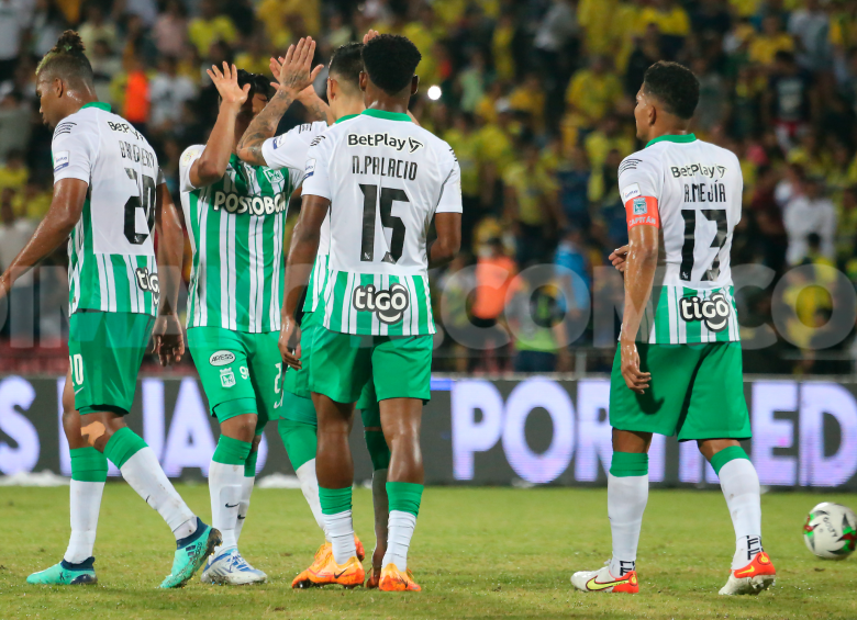 Los jugadores de Nacional tras el triunfo en Bucaramanga. FOTO DIMAYOR