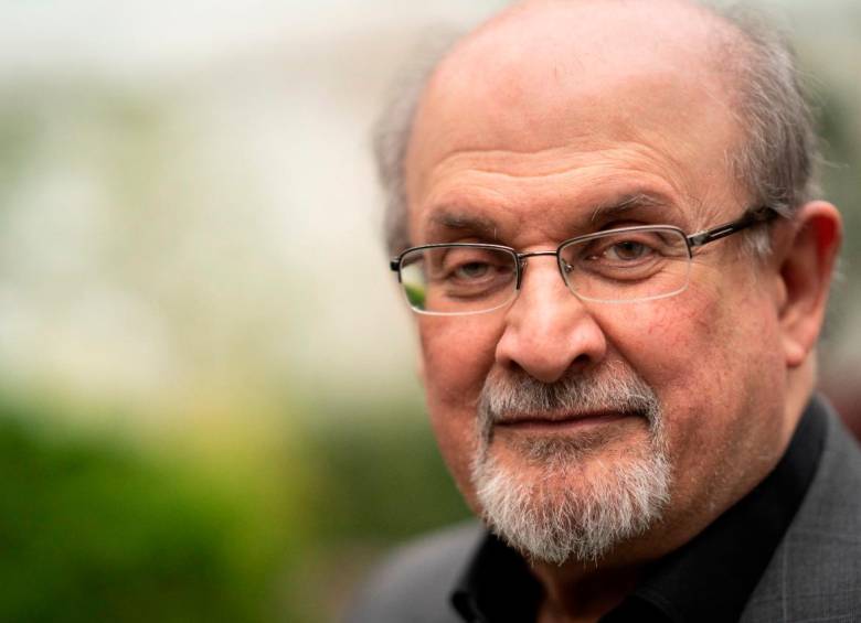 Salman Rushdie presenta una mejoría en su salud. Al parecer, el actor del crimen sería un joven de 24 años. FOTO: GETTY