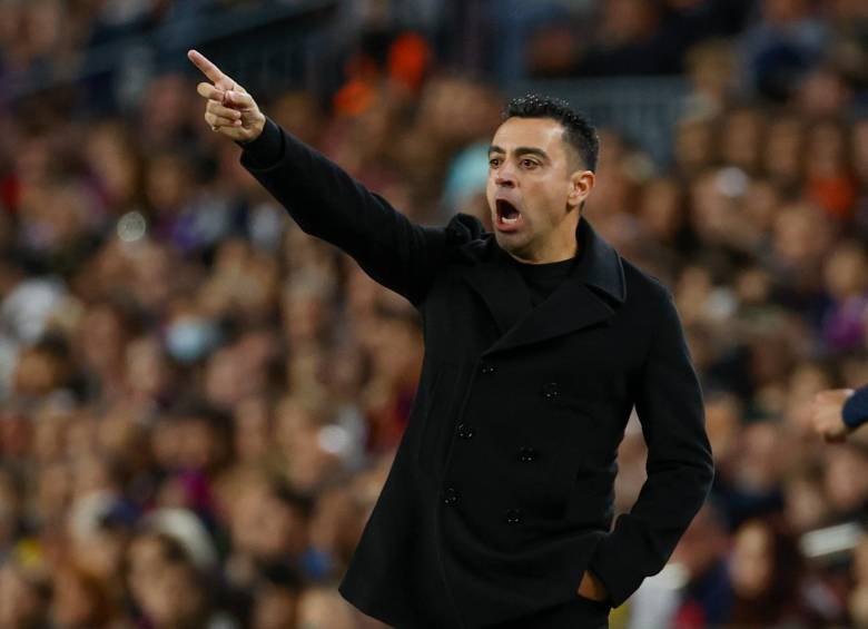 Xavi Hernández, técnico del Barcelona, reaccionó tras el sorteo de la Europa League, en la que tendrá como rival al Manchester United. FOTO EFE