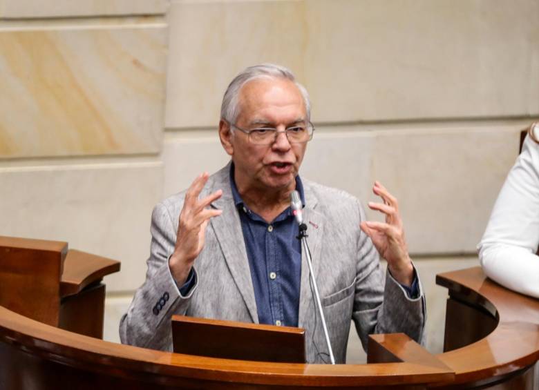 El ministro de Hacienda, Ricardo Bonilla, intenta equilibrar las finanzas públicas mientras es señalado de supuestos actos de corrupción. FOTO Colprensa