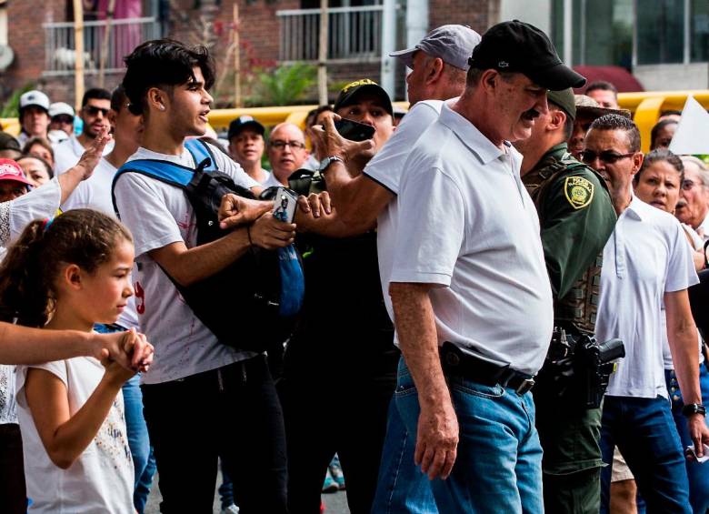 Alan a un costado de la manifestación de enero de 2019 mientras otras personas le gritaban insultos y lo ultrajaban en presencia de la Policía. FOTO: Julio César Herrera.