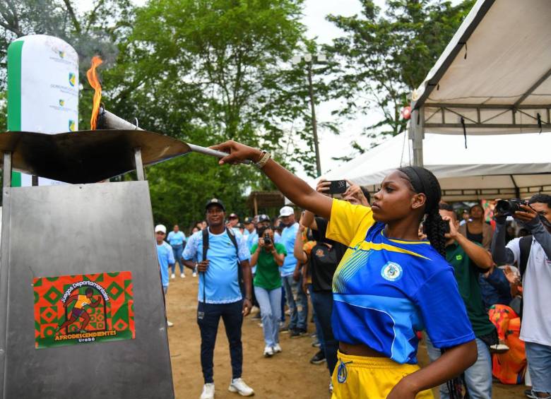 Ilsa Córdoba, de 16 años, encendió la Llama Olímpica en la inauguración de los primeros Juegos Afro. La joven ostenta el récord nacional Sub-18 en jabalina. Foto: Ramiro Vásquez.