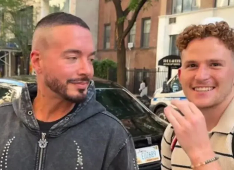 La respuesta de J Balvin ante la pregunta si prefiere el dinero o un momento con Dios. FOTO: Captura de video 