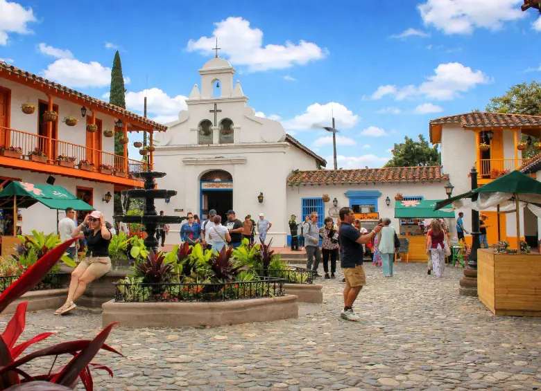 La Alcaldía de Medellín busca, a partir de estrategias y acciones, que habitantes y turistas retornen al Pueblito Paisa para apreciar su conservación y compartir momentos de esparcimiento.