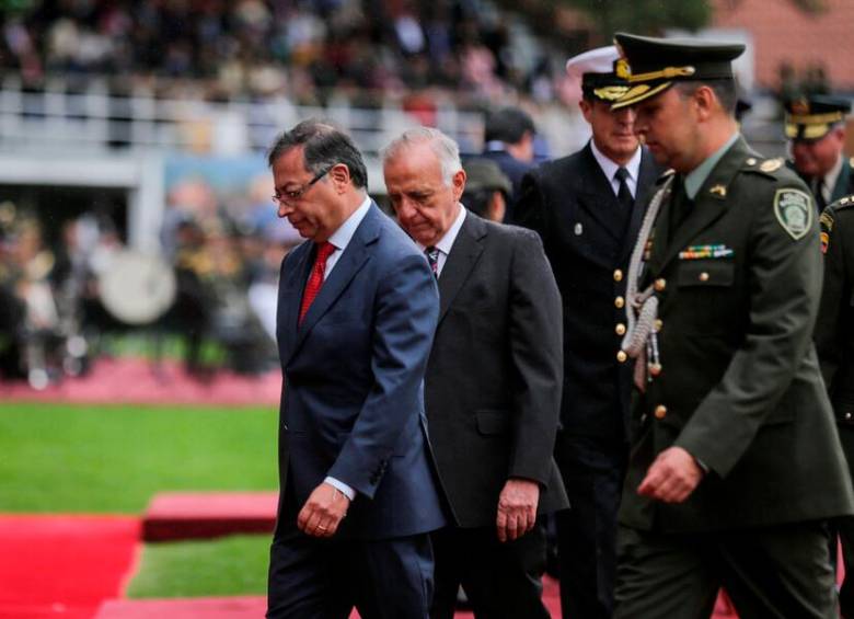 El presidente Gustavo Petro junto a su ministro de Defensa, Iván Velásquez. FOTO COLPRENSA 