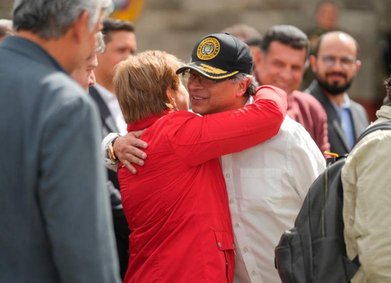 El presidente Gustavo Petro celebra el acuerdo del salario mínimo para 2023 con su ministra de Trabajo Gloria Inés Ramírez. FOTO: Cortesía Presidencia