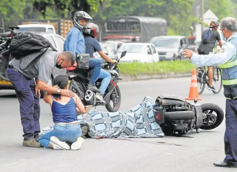Uno de cada cinco motociclistas falleció en un choque contra un objeto fijo, sin participación de otro vehículo, lo que revela exceso de velocidad, pérdida de control e impericia.