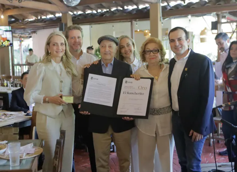 Jorge Jaramillo y Ruth Elena Alzate fueron condecorados recientemente por el cumpleaños número 50 del restaurante. FOTO: CONCEJAL ALEJANDRO DE BEDOUT