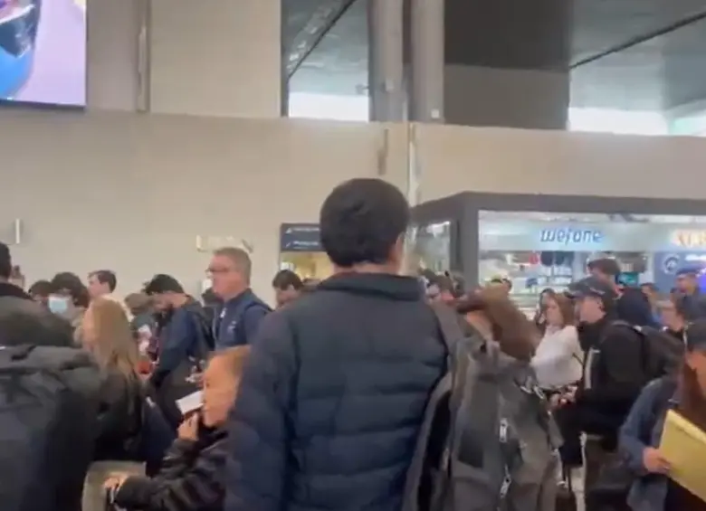 Fuerte congestión en el Aeropuerto Internacional El Dorado, em Bogotá, por el puente festivo de San José. FOTO: Captura de video 