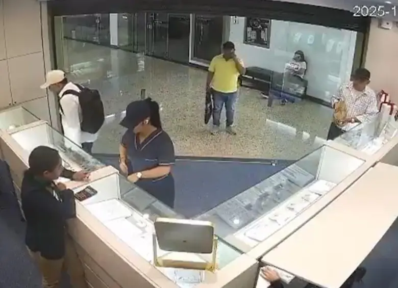 Revelan el video del asalto a una joyería de centro comercial en Bucaramanga. FOTO: Captura de video